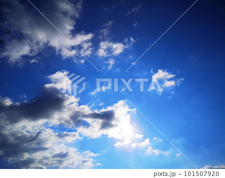 7月の青空と太陽 101507920