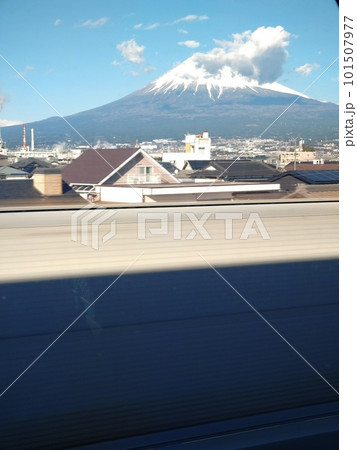新幹線の車窓からの富士山 新幹線の車窓からの富士山 101507977