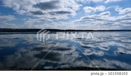 Reflection of clouds in the water during the spring ice drift on the Volga River 101508103