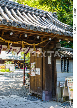 大阪府島本町の水無瀬神宮　神門（登録文化財）と五右衛門の改心の証 101508503