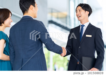 ロビーで握手をするミドルのカップル 101508839