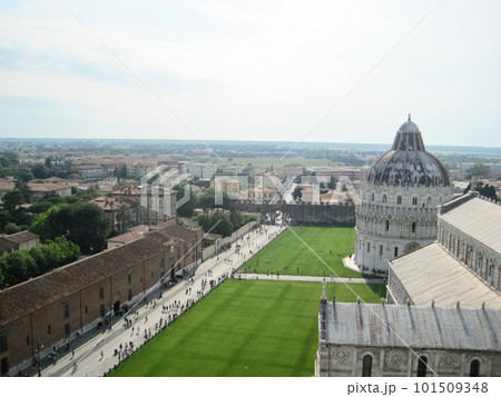 ピサの斜塔から望む街並み イタリアにて ピサの斜塔から望む街並み イタリアにて 101509348