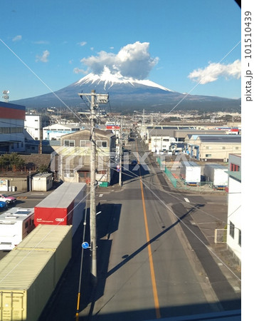 車窓から見える富士山 101510439
