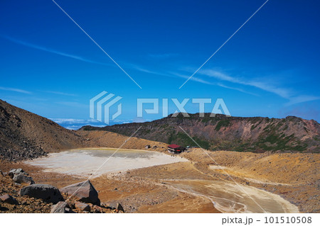 秋空の御嶽山剣ヶ峰への黒沢口登山道9合目付近から二ノ池方面を臨む 秋空の御嶽山剣ヶ峰への黒沢口登山道9合目付近から二ノ池方面を臨む 101510508