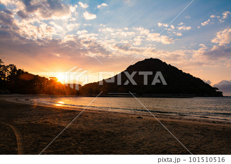 萩の菊が浜と指月山の夕焼け 101510516