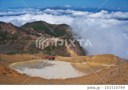 秋空の御嶽山剣ヶ峰付近から二ノ池方面を臨む 101510799