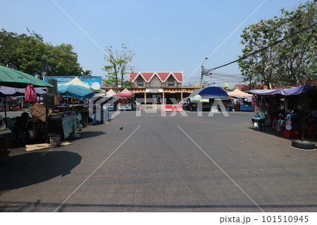 タイ ナコンパトム駅と屋台街 タイ ナコンパトム駅と屋台街 101510945
