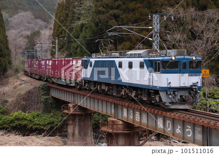 西川を渡るEF64-1020号機牽引の貨物列車(3084レ)_2023/3/17撮影 101511016
