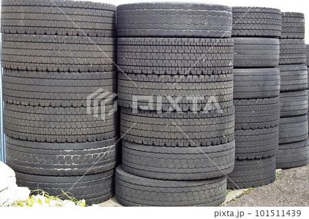 積みあげられたトラック用タイヤ 積みあげられたトラック用タイヤ 101511439