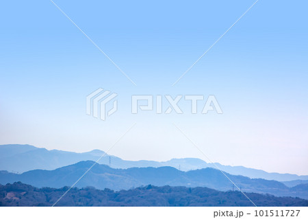 朝の山の稜線と空 101511727