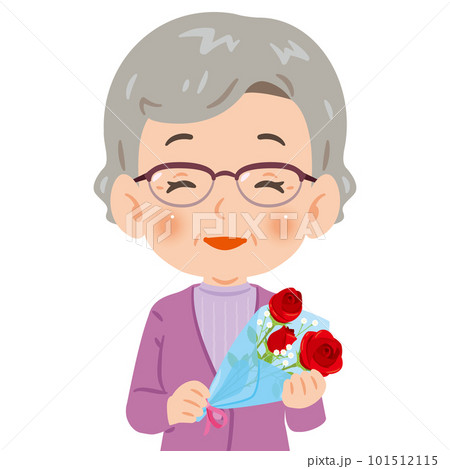 赤いバラの花束を持ったシニア女性 101512115