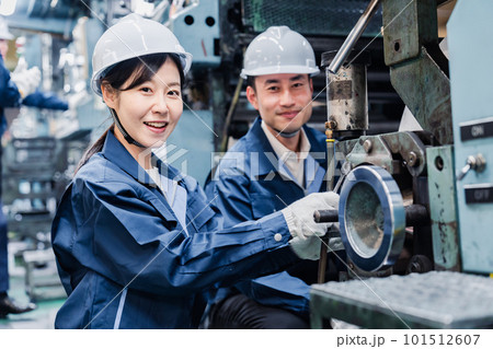 工場で働く外国人技能実習生 工場で働く外国人技能実習生 101512607