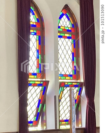教会のステンドグラスの窓 101513090