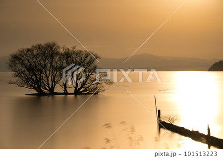 滋賀県長浜市湖北町尾上の冬の夕撮影 101513223