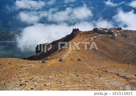 秋空の御嶽山剣ヶ峰付近から王滝頂上方面を臨む 101513925