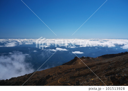 秋空の御嶽山剣ヶ峰付近から王滝頂上方面を臨む 101513928