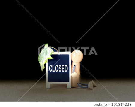 CLOSEDの文字入り看板にもたれかかる人形_暗闇背景 CLOSEDの文字入り看板にもたれかかる人形_暗闇背景 101514223