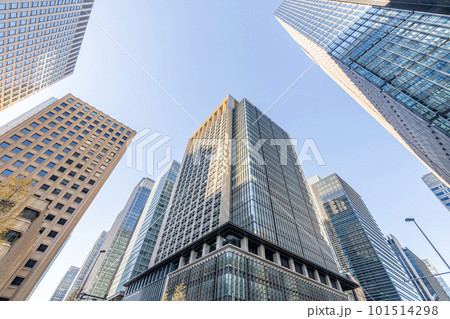 超高層オフィスビルを見上げるオフィス街の風景 101514298