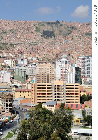ボリビア、ラパス、ライカコタの丘からの眺め、すり鉢状の斜面に建ち並ぶ家々 101514359