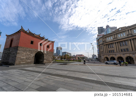 北門広場から見る台北府城と街並み 101514681