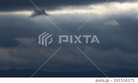 風が強かった夕方に雲間から射した光芒と光線に照らされた雲・春・望遠・空のみ・230318pm 風が強かった夕方に雲間から射した光芒と光線に照らされた雲・春・望遠・空のみ・230318pm 101516175