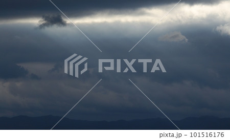 風が強かった夕方に雲間から射した光芒と光線に照らされた雲・春・望遠・空のみ・230318pm 風が強かった夕方に雲間から射した光芒と光線に照らされた雲・春・望遠・空のみ・230318pm 101516176