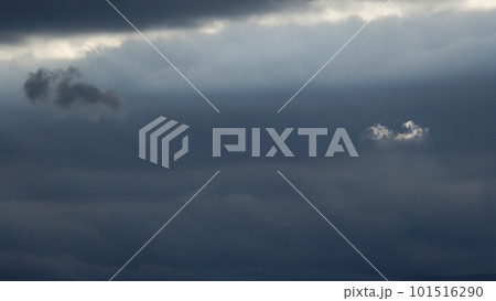 風が強かった夕方に雲間から射した光芒と光線に照らされた雲・春・望遠・空のみ・230318pm 風が強かった夕方に雲間から射した光芒と光線に照らされた雲・春・望遠・空のみ・230318pm 101516290