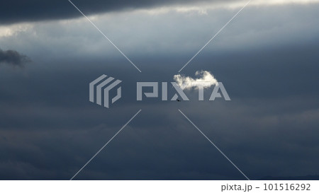 風が強かった夕方に雲間から射した光芒と光線に照らされた雲・春・望遠・空のみ・230318pm 101516292