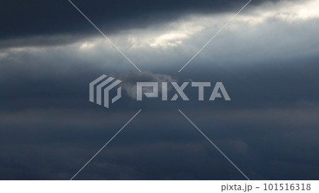 風が強かった夕方に雲間から射した光芒と光線に照らされた雲・春・望遠・空のみ・230318pm 101516318