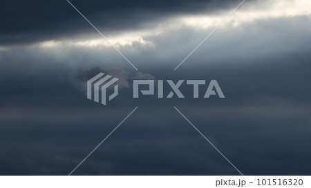 風が強かった夕方に雲間から射した光芒と光線に照らされた雲・春・望遠・空のみ・230318pm 風が強かった夕方に雲間から射した光芒と光線に照らされた雲・春・望遠・空のみ・230318pm 101516320