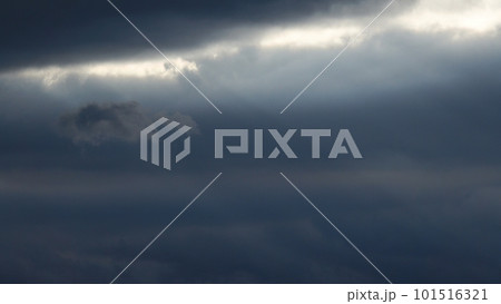 風が強かった夕方に雲間から射した光芒と光線に照らされた雲・春・望遠・空のみ・230318pm 風が強かった夕方に雲間から射した光芒と光線に照らされた雲・春・望遠・空のみ・230318pm 101516321