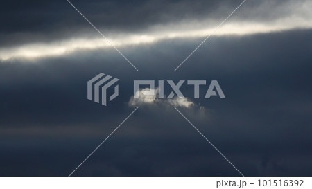 風が強かった夕方に雲間から射した光芒と陽光に照らされた雲・春・望遠・空のみ・230318pm 風が強かった夕方に雲間から射した光芒と陽光に照らされた雲・春・望遠・空のみ・230318pm 101516392