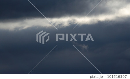 風が強かった夕方に雲間から射した光芒と陽光に照らされた雲・春・望遠・空のみ・230318pm 風が強かった夕方に雲間から射した光芒と陽光に照らされた雲・春・望遠・空のみ・230318pm 101516397