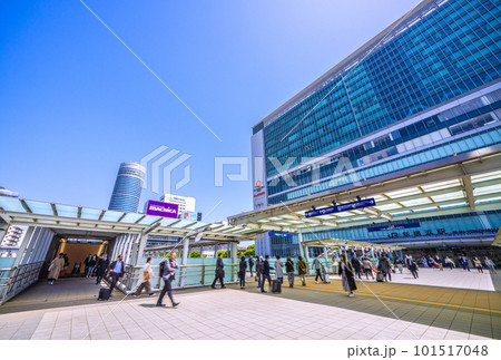 日本の横浜都市景観 4月。相鉄新横浜線・東急新横浜線開業（3月）。お目見えした新横浜駅の新出入口 101517048