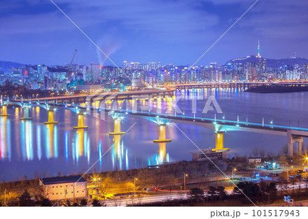 bridge over the river in the city 101517943