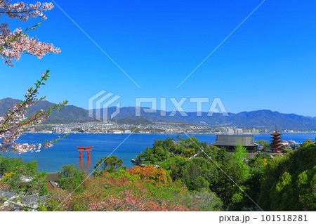 【広島県】晴天の厳島神社大鳥居と五重塔と豊国神社(宮島) 【広島県】晴天の厳島神社大鳥居と五重塔と豊国神社(宮島) 101518281