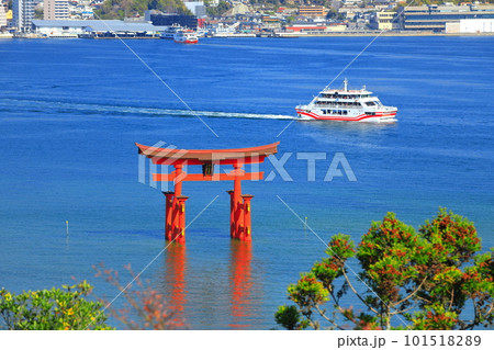 【広島県】改修後の厳島神社大鳥居とフェリー(宮島) 【広島県】改修後の厳島神社大鳥居とフェリー(宮島) 101518289