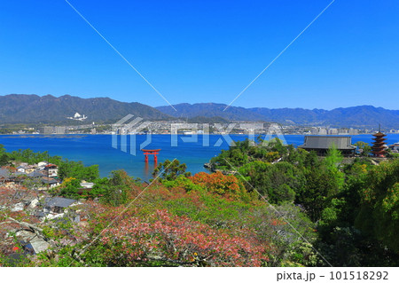 【広島県】晴天の厳島神社大鳥居と五重塔と豊国神社(宮島) 【広島県】晴天の厳島神社大鳥居と五重塔と豊国神社(宮島) 101518292