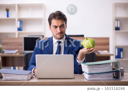 Young male employee in planning retirement concept 101518298