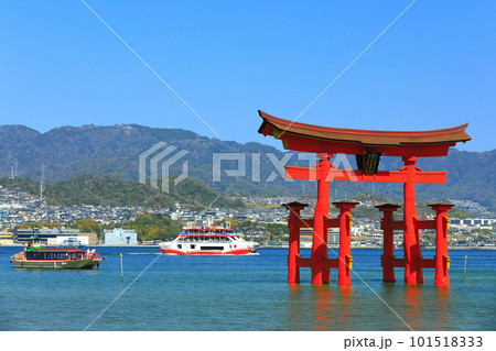 【広島県】改修後の厳島神社大鳥居と遊覧船(宮島) 【広島県】改修後の厳島神社大鳥居と遊覧船(宮島) 101518333