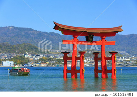 【広島県】改修後の厳島神社大鳥居と遊覧船（宮島） 101518491