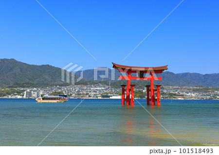 【広島県】改修後の厳島神社大鳥居と遊覧船(宮島) 【広島県】改修後の厳島神社大鳥居と遊覧船(宮島) 101518493