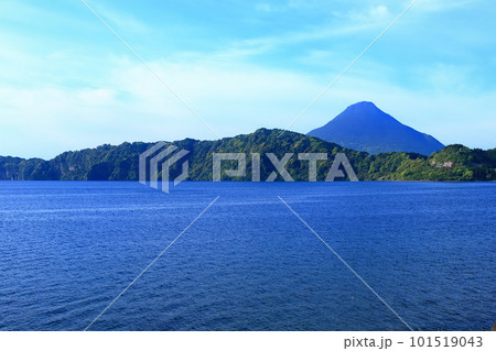 【鹿児島県】薩摩の池田湖から見た開聞岳（薩摩富士） 101519043
