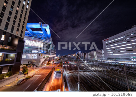 夜のさいたま新都心駅の風景 101519068