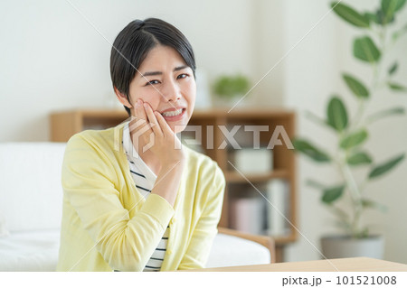 歯の痛みに悩む女性 虫歯に苦しむ女性 知覚過敏の女性 歯の痛みに悩む女性 虫歯に苦しむ女性 知覚過敏の女性 101521008