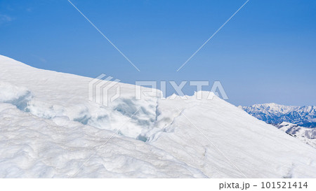 残雪期の、危険な雪の割れ目・雪崩注意（谷川岳山頂付近） 101521414