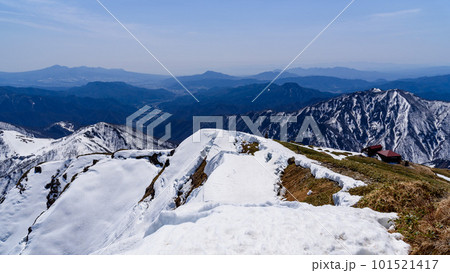 残雪期の、危険な雪の割れ目・雪崩注意(谷川岳山頂付近) 残雪期の、危険な雪の割れ目・雪崩注意(谷川岳山頂付近) 101521417