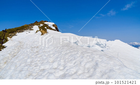 残雪期の、危険な雪の割れ目・雪崩注意（谷川岳山頂付近） 101521421