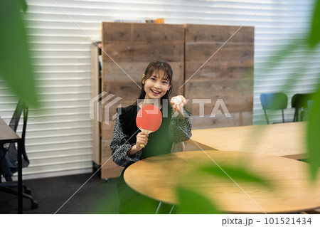 卓球を楽しむ女性 101521434