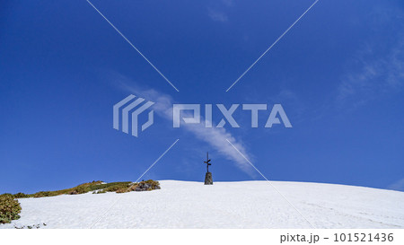 雪原に聳えるケルンと青空・谷川岳の絶景 101521436